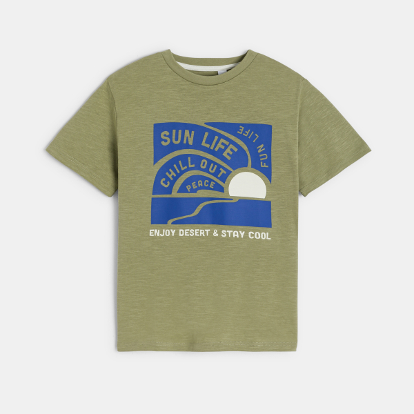 تي شيرت باللون الكاكي للفتيان، مُزيَّن بعبارة مطبوعة